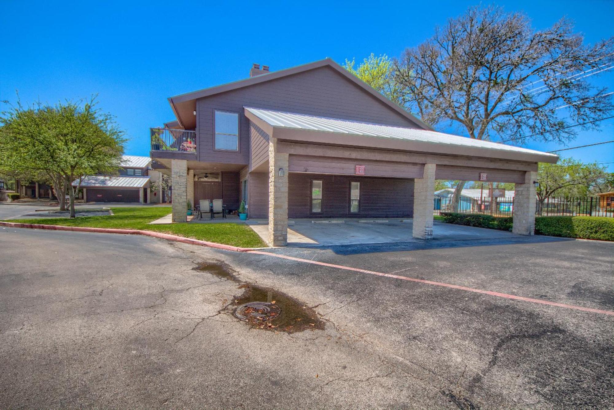 The Iron Cactus Condo On The Comal Cw C102 New Braunfels Exterior photo